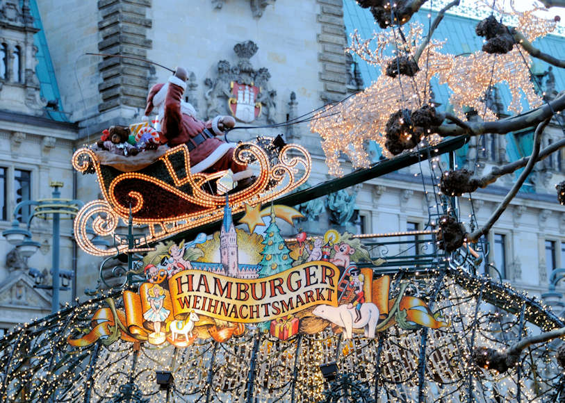1091_1229 Hamburger Weihnachtsmarkt - Rathaus Hamburg - Weihnachtsmann mit Schlitten und Rentieren. | Adventszeit - Weihnachtsmarkt in Hamburg - VOL.1